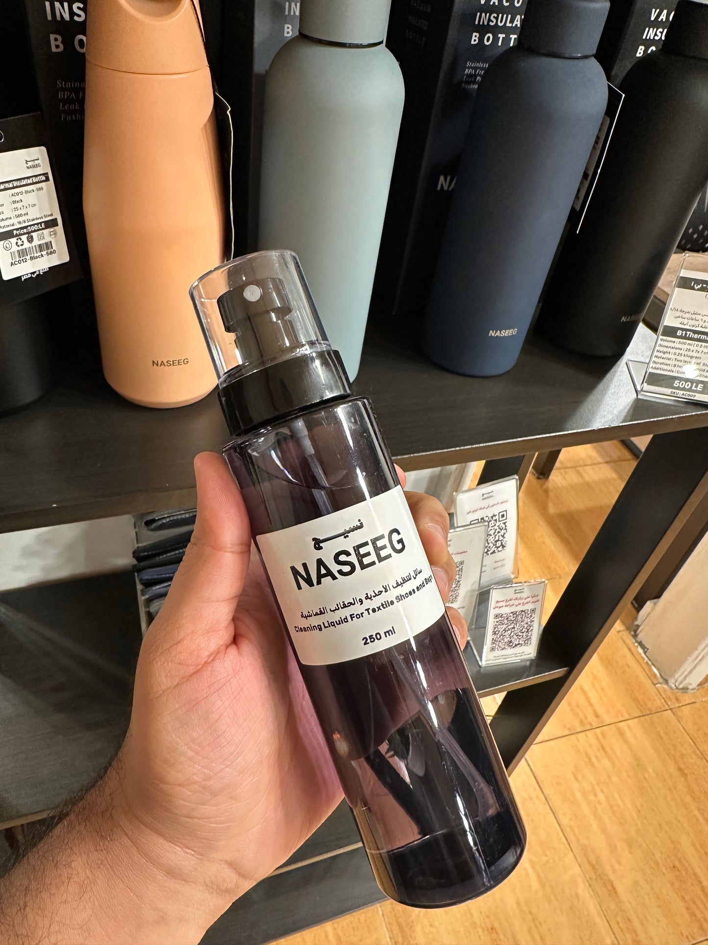 سائل لتنظيف الحقائب والأحذية القماشية